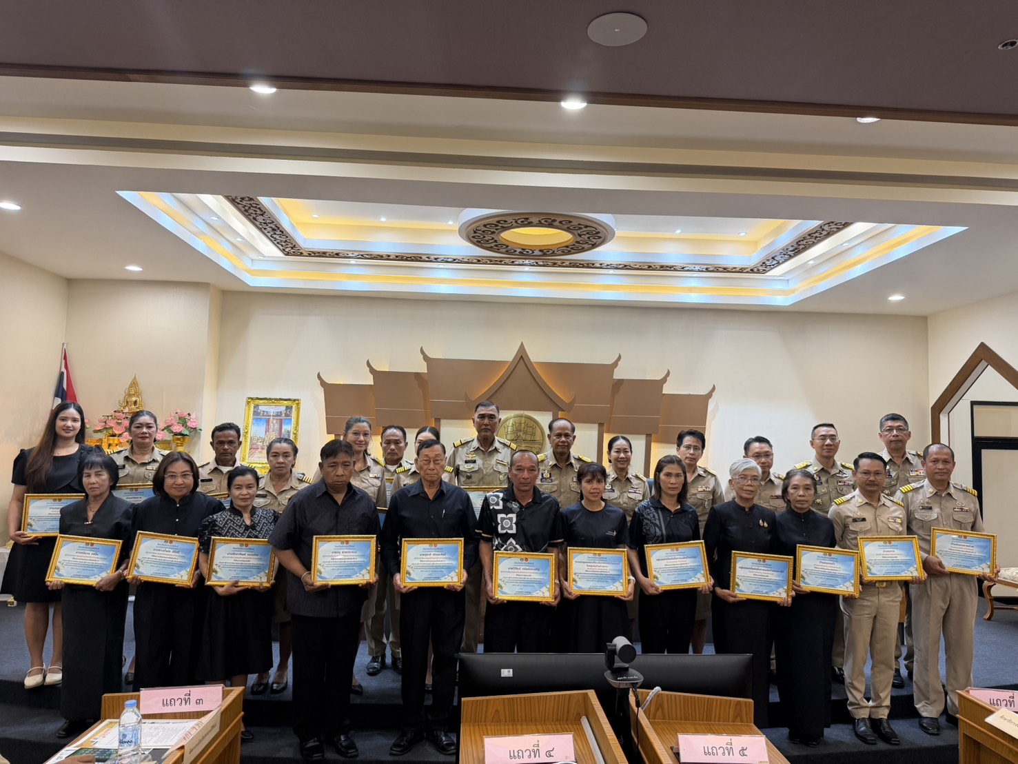 ผู้ว่าฯ ประจวบคีรีขันธ์ มอบประกาศเกียรติบัตรเชิดชูผู้ได้รับรางวัลกิจกรรมพัฒนาชุมชนดีเด่น และโครงการเชิดชูเกียรติคนกองทุนพัฒนาบทบาทสตรี ระดับจังหวัด ประจำปี 2569